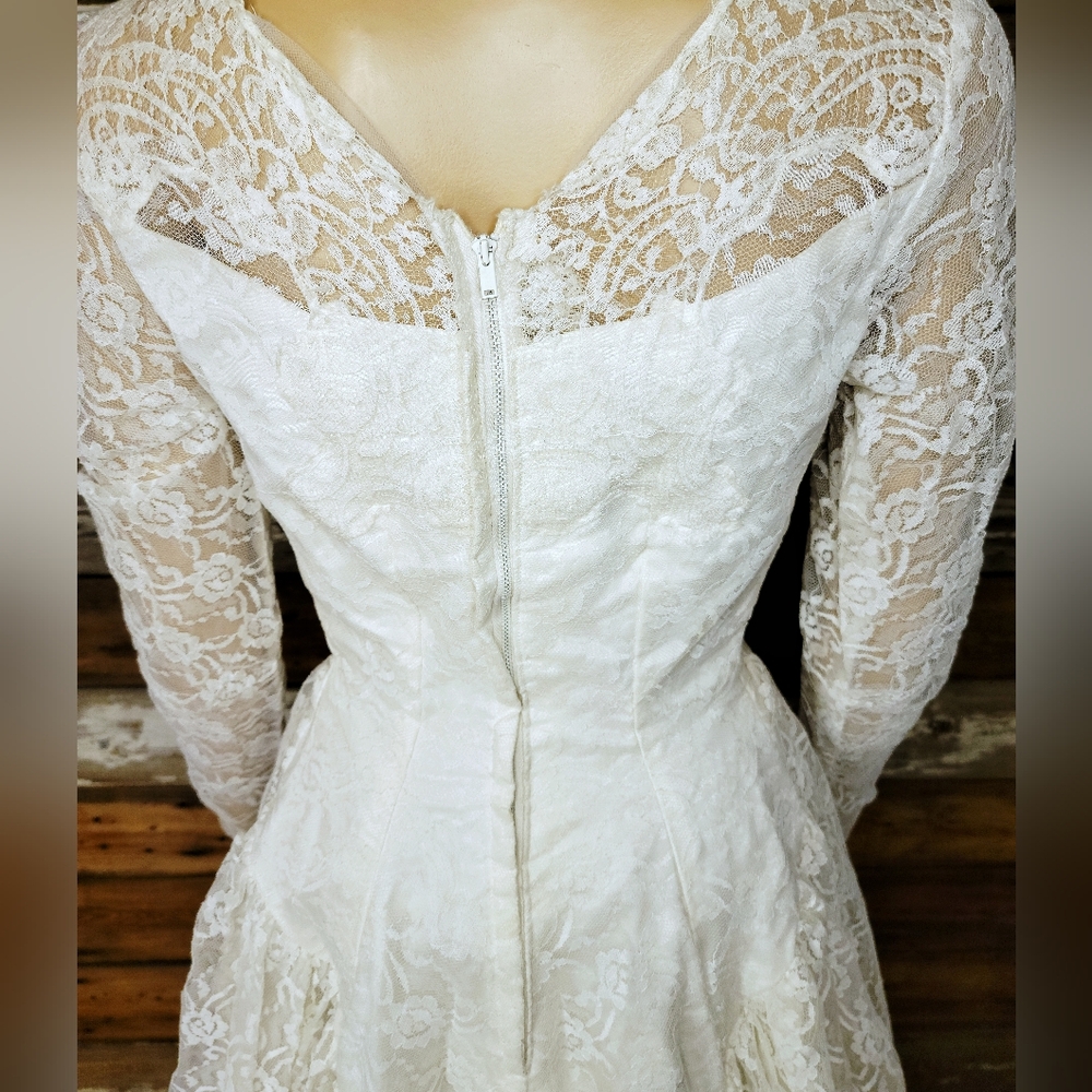 🕊️ Vintage Mid Century Floral Lace Wedding Gown size 2 - Picture 10 of 12